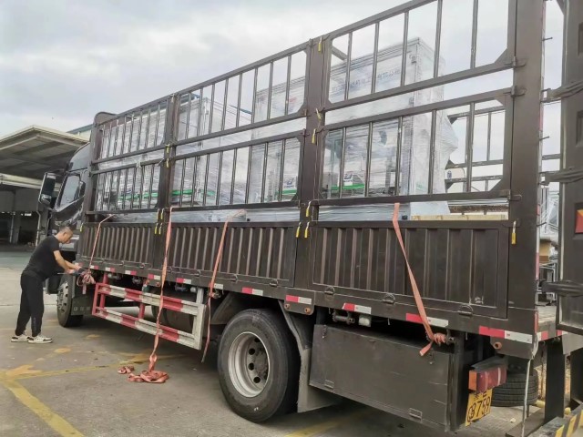 हाई-स्पीड सेमी-ऑटो बेबी डायपर पैकेजिंग मशीन हुनान केफू को वितरित की जा रही है