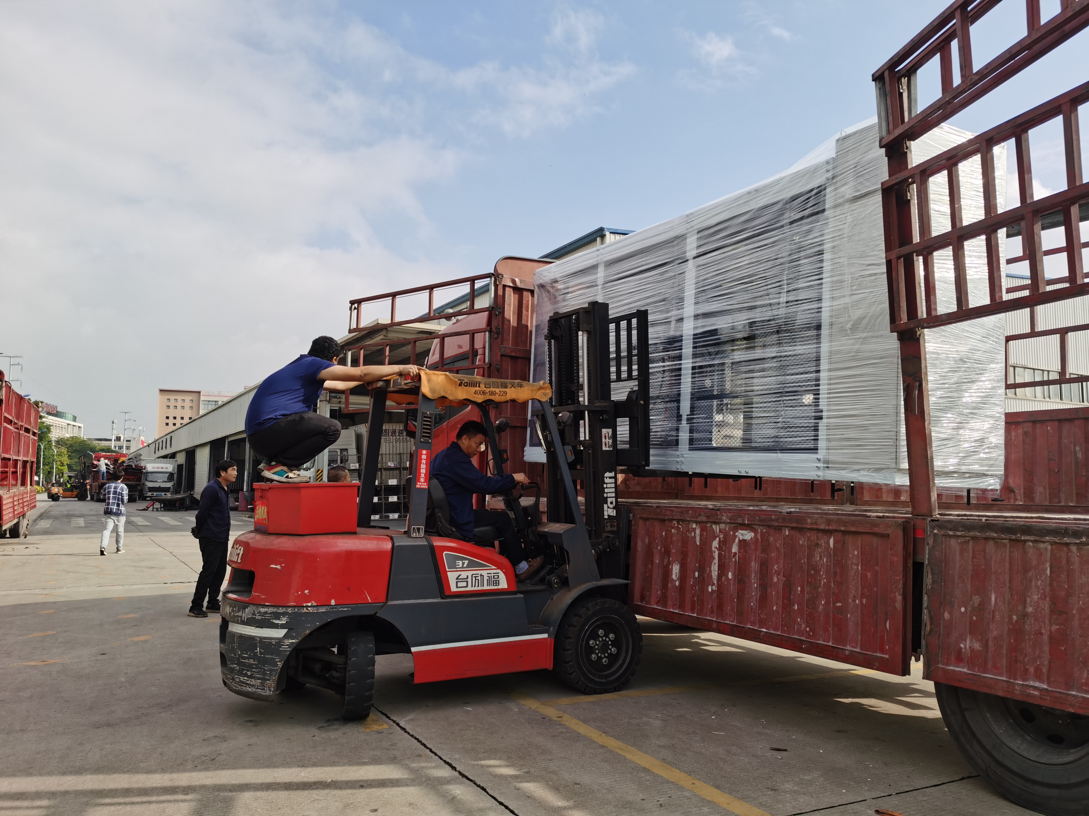 हाई स्पीड फुल-सर्वो मासिक धर्म पैंट पैकिंग मशीन तियानजियाओ में डिलीवरी के लिए तैयार है