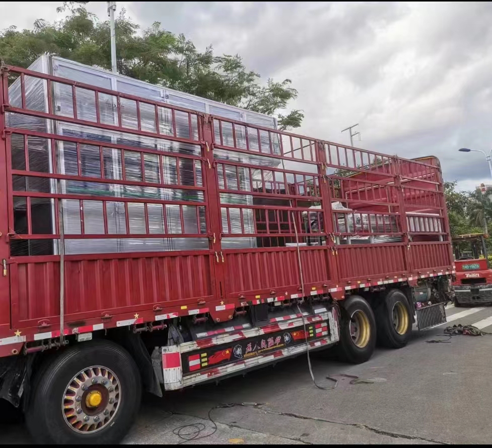 완전 자동. 레오페이퍼로 향하는 성인용 바지 포장기