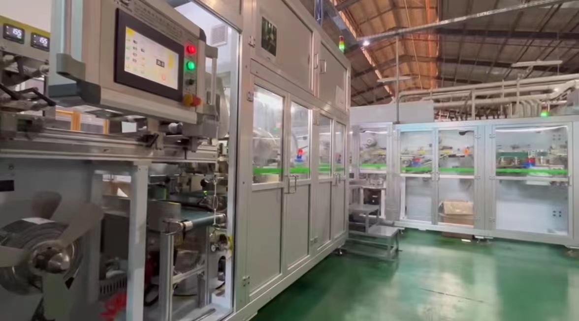 AUTO SEPENUHNYA. MESIN PEMBUNGKUS TUAWAN SANITARI SEDANG DIGUNAKAN DI KC-SOFTEX (INDONESIA)