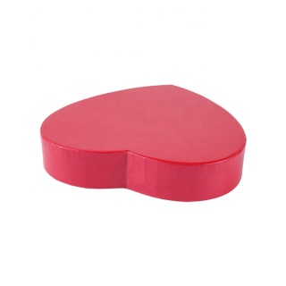 Красная красивая подарочная коробка сердца с крышкой