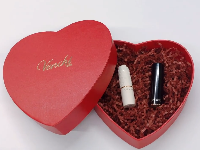 Красная красивая подарочная коробка сердца с крышкой