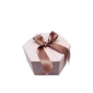 Caixa de presente hexagonal de fita vermelha