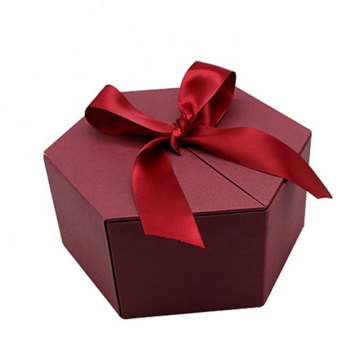 Confezione regalo esagonale con nastro rosso