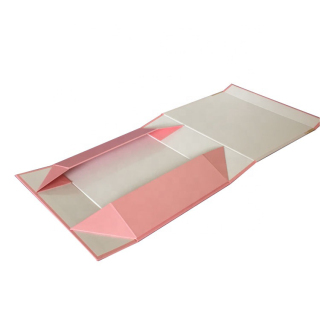 Rosa bedruckte Versandbox aus Wellpappe