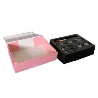 Rosa bedruckte Versandbox aus Wellpappe