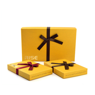 Caja de bombones de Navidad dorada con cinta