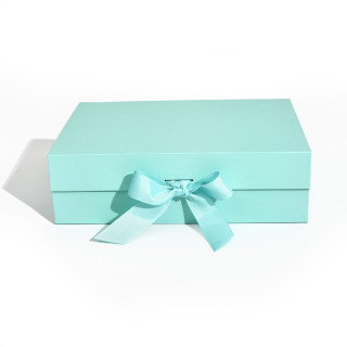 Caixa de presente dobrável com fita na abertura