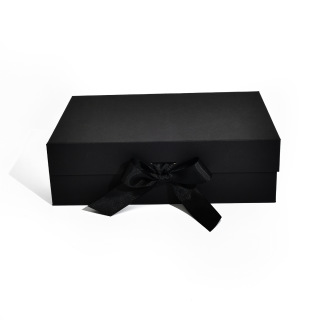 Caixa de presente dobrável com fita na abertura