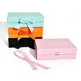 Caixa de presente dobrável com fita na abertura