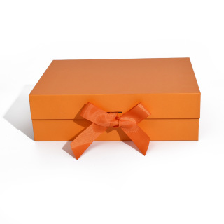 Caixa de presente dobrável com fita na abertura