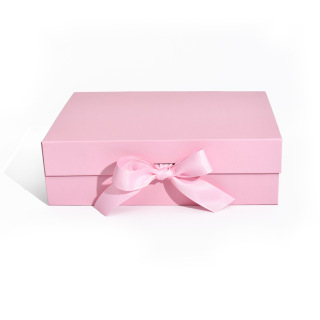 Caixa de presente dobrável com fita na abertura