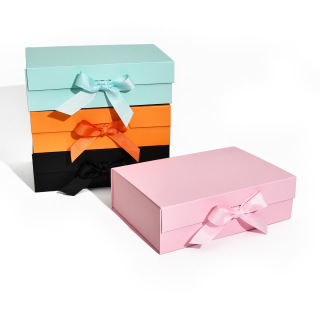 Caixa de presente dobrável com fita na abertura