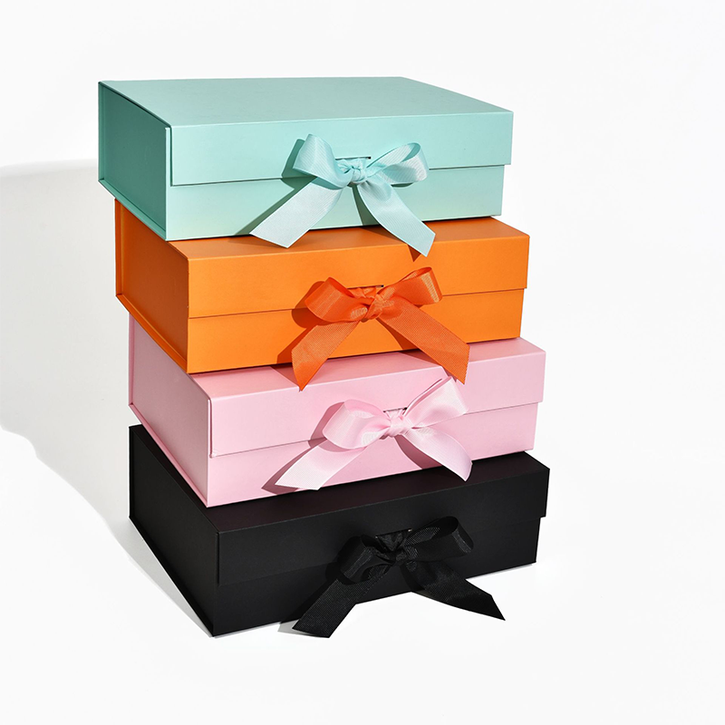 Caixa de presente dobrável com fita na abertura