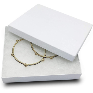 Pequena caixa de joias de papelão branco