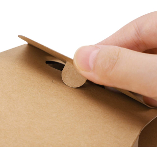 caixa de bolo pequena marrom com alça