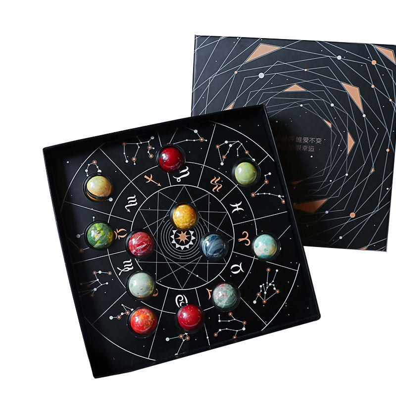 صندوق شوكولاتة مصنوع يدويًا بنجوم النجوم مع