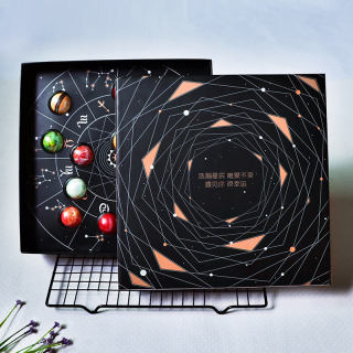 صندوق شوكولاتة مصنوع يدويًا بنجوم النجوم مع