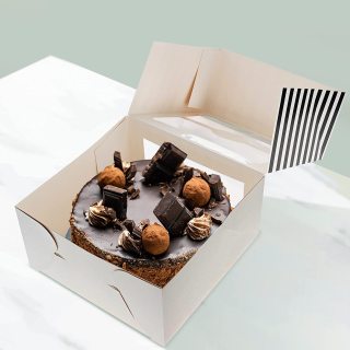 boîte à gâteau d'anniversaire blanche avec fenêtre