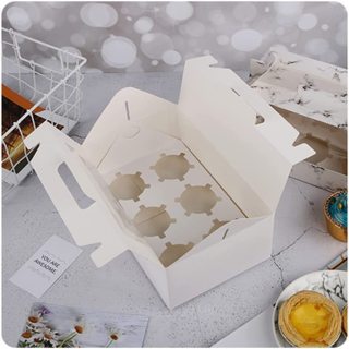 com alça branca com caixas de cupcake de janela