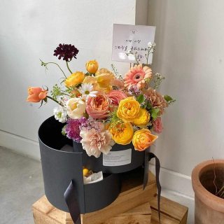 στρογγυλά φανταχτερά μεγάλα χάρτινα κουτιά με κορδέλα δώρου