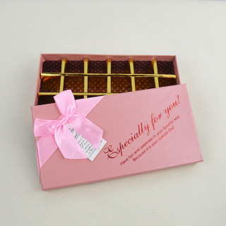 علبة شوكولاتة أرجوانية لعيد الحب