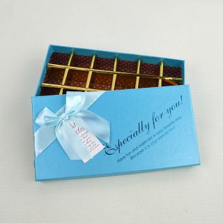 علبة شوكولاتة أرجوانية لعيد الحب