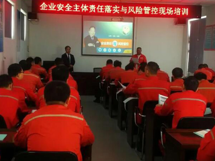 Bengkel bola gerinda mengadakan pelatihan di tempat tentang keselamatan dan manajemen risiko