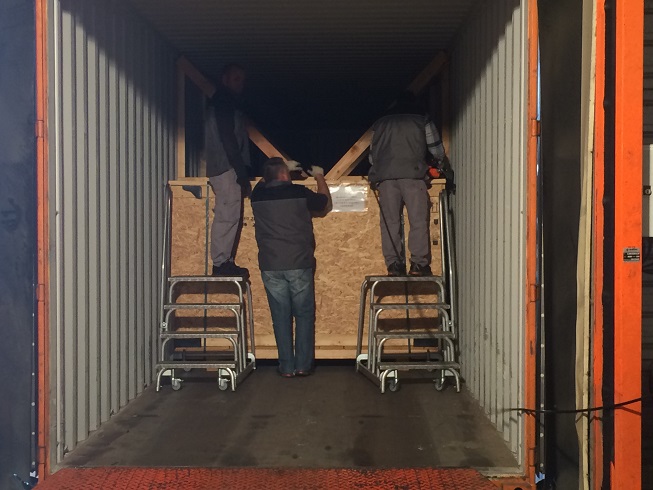 Receiving containers