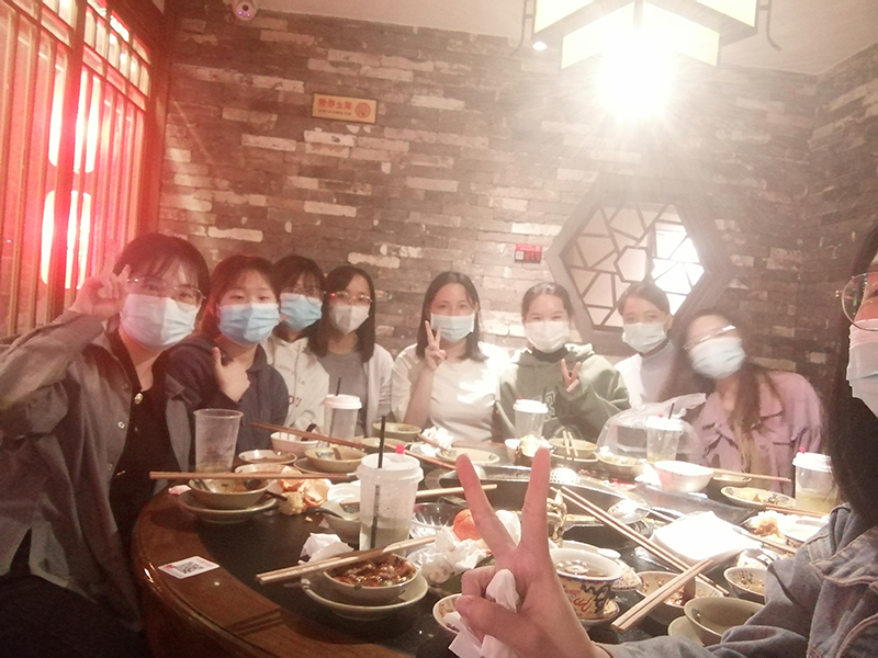 تناول القدر الساخن معًا في الشتاء