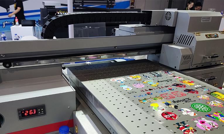 Wie wird der UV-Flachbettdrucker bei hohen Temperaturen gewartet?
