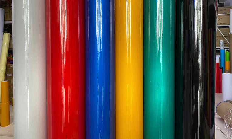 Sự khác biệt giữa phim phản chiếu có thể in và vinyl phản quang cắt