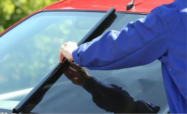 Les films teintés pour vitres de voiture sont un accessoire essentiel aussi bien pour les passionnés de conduite que pour les navetteurs quotidiens.
