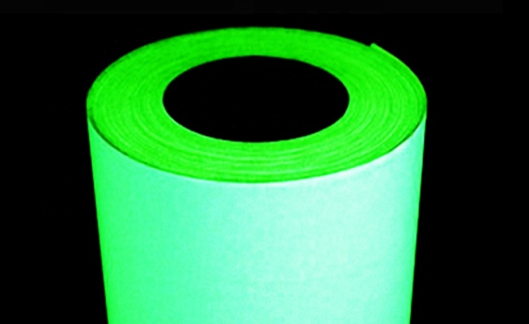 創造性を照らす: 暗闇で光るビニール印刷材料の用途を探る