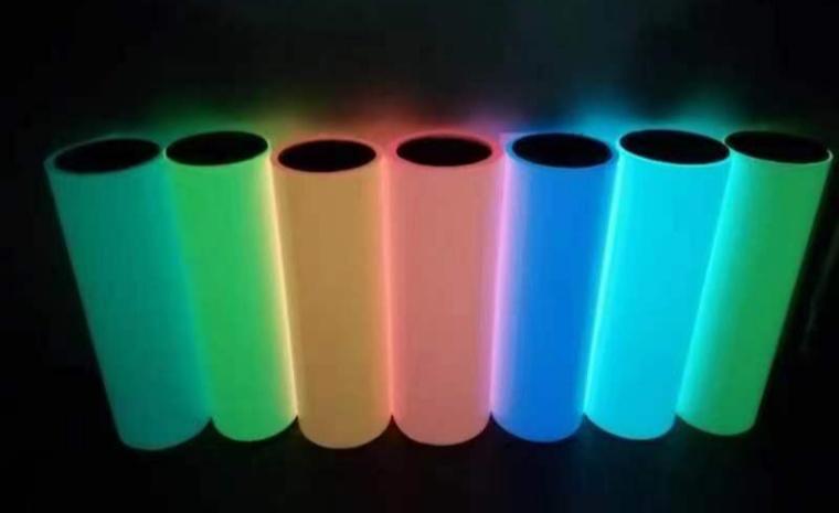 革新的な繊維産業で輝く暗闇で光る熱転写反射フィルム