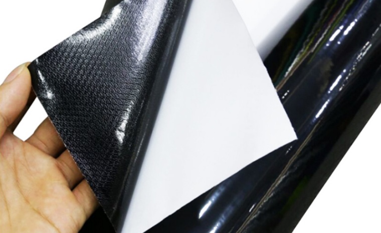 革新的な耐熱性ブラックビニールフィルムがパノラマサンルーフの魅力を高める