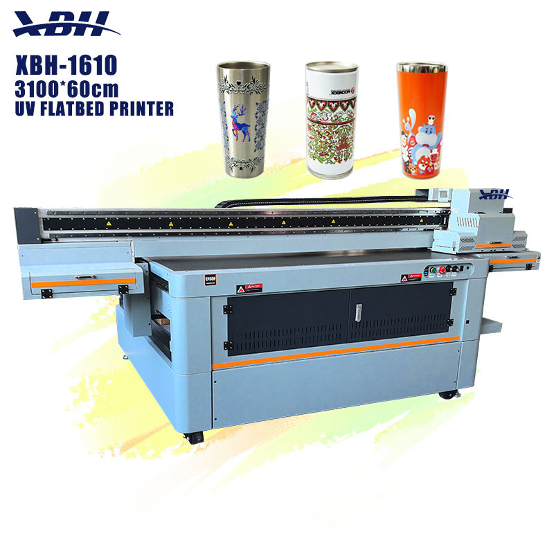 De 1610 UV-flatbedprinter is geschikt voor het printen op acryl, telefoonhoesjes, pennen en PVC-materialen.