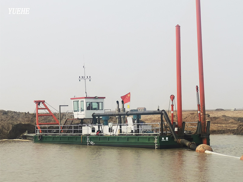 Small mountable dredger