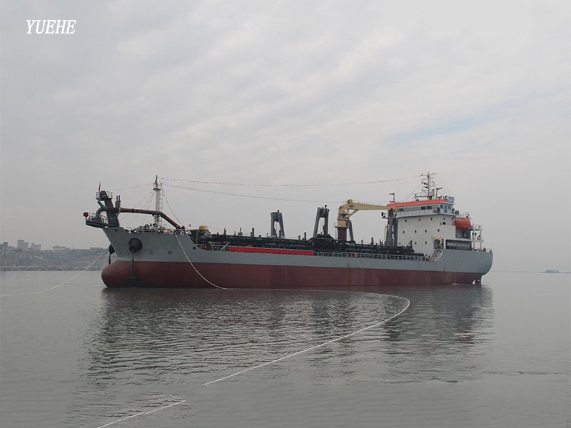 trailing suction dredger