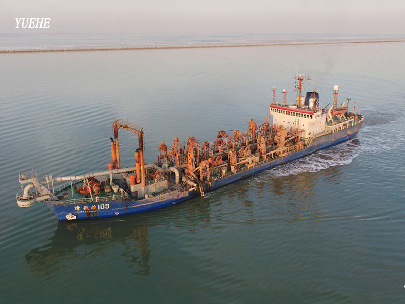 trailing suction hopper dredger