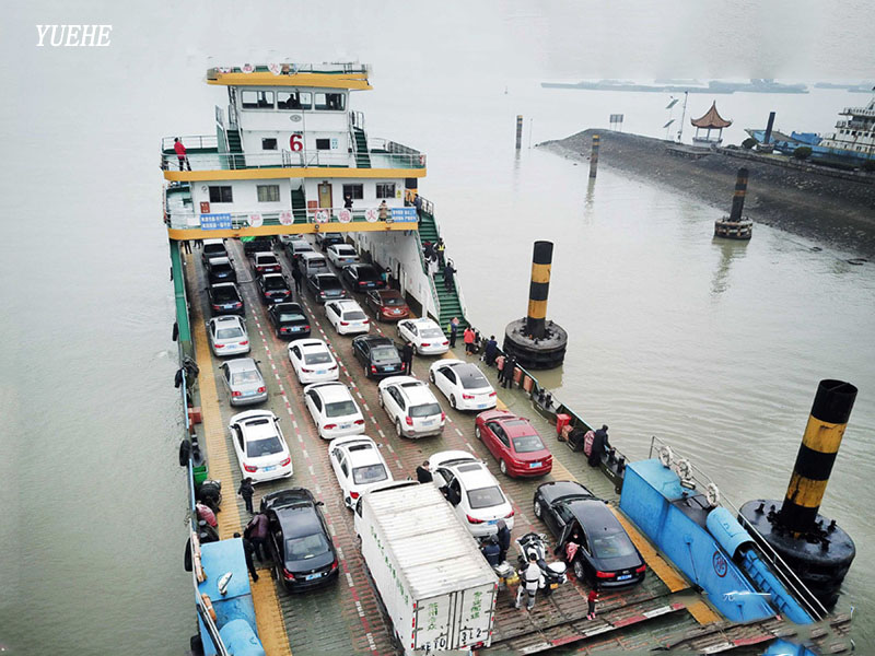 Passenger barge for sea transportation