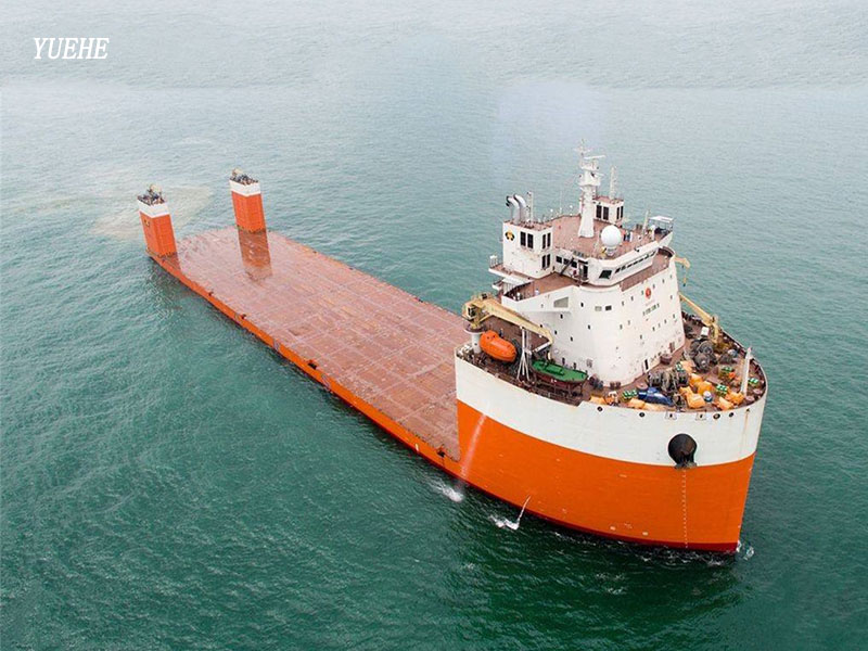 Submersible ship for heavy machine transportation