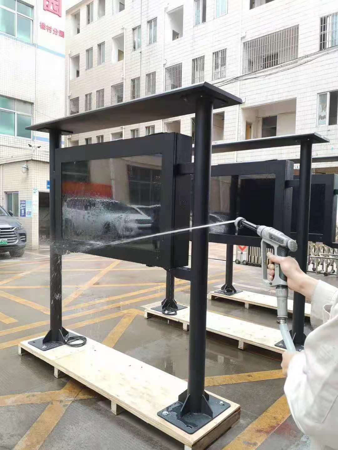 Больше цифровых вывесок используется в торговых центрах, супермаркетах и ​​других общественных местах.