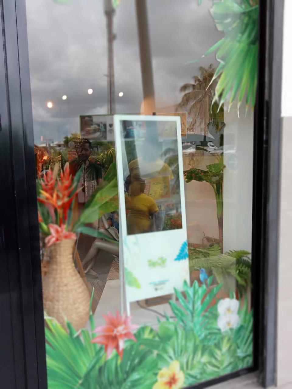 Phản hồi của khách hàng về trình phát quảng cáo trên sàn 32 inch