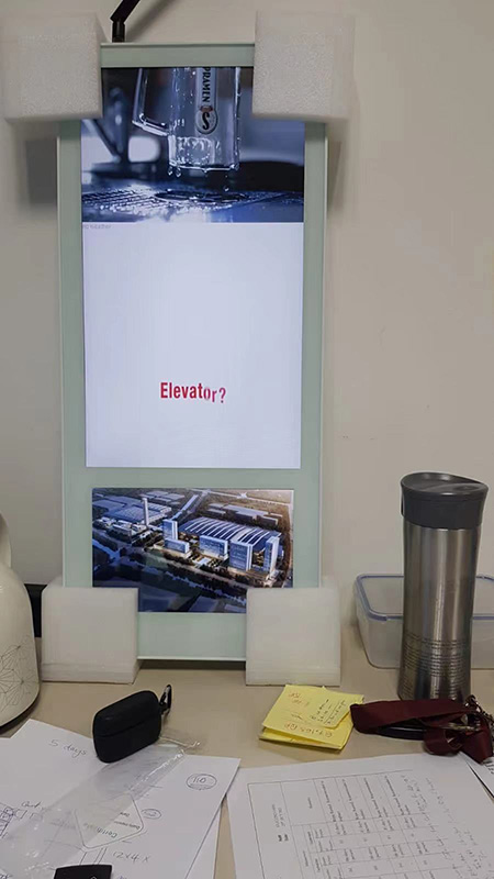 Преимущество рекламного дисплея в лифте