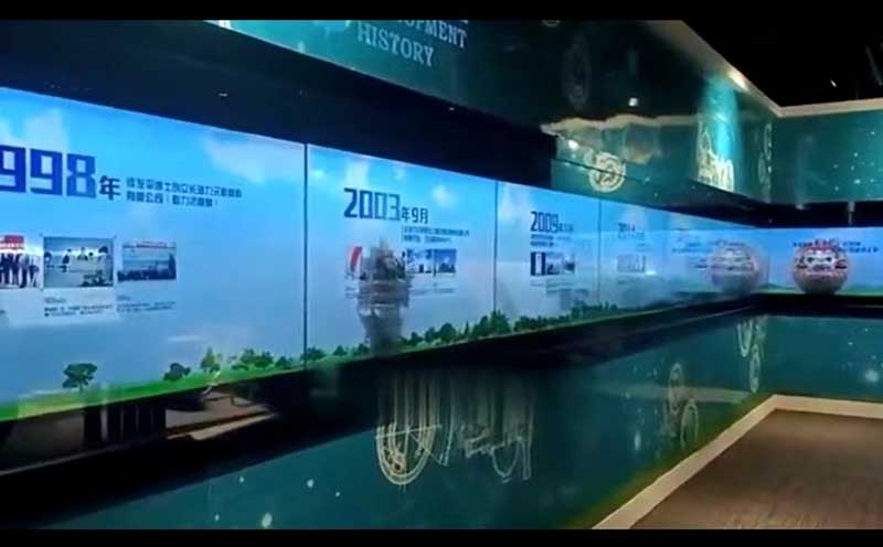 Прозрачные сплайс-экраны, используемые в торговом центре