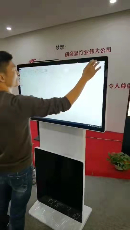 Inovația și dezvoltarea rapidă a mașinii de publicitate LCD