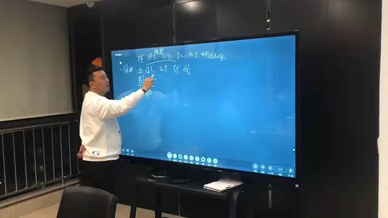 Feedback-ul clienților Tablă interactivă de 75 inchi