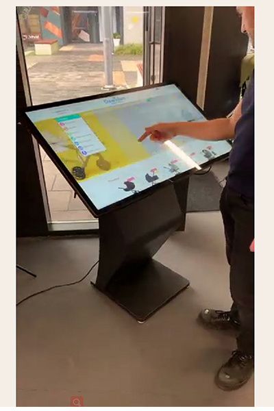 Chioșc de informații cu autoservire pentru feedbackul clienților