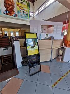 Comentarios de los clientes del jugador de publicidad de soporte de piso